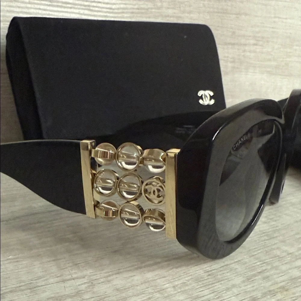 CHANEL 
Oval Sunglasses CH5543A
Full Inclusion - Picture 6 of 12
